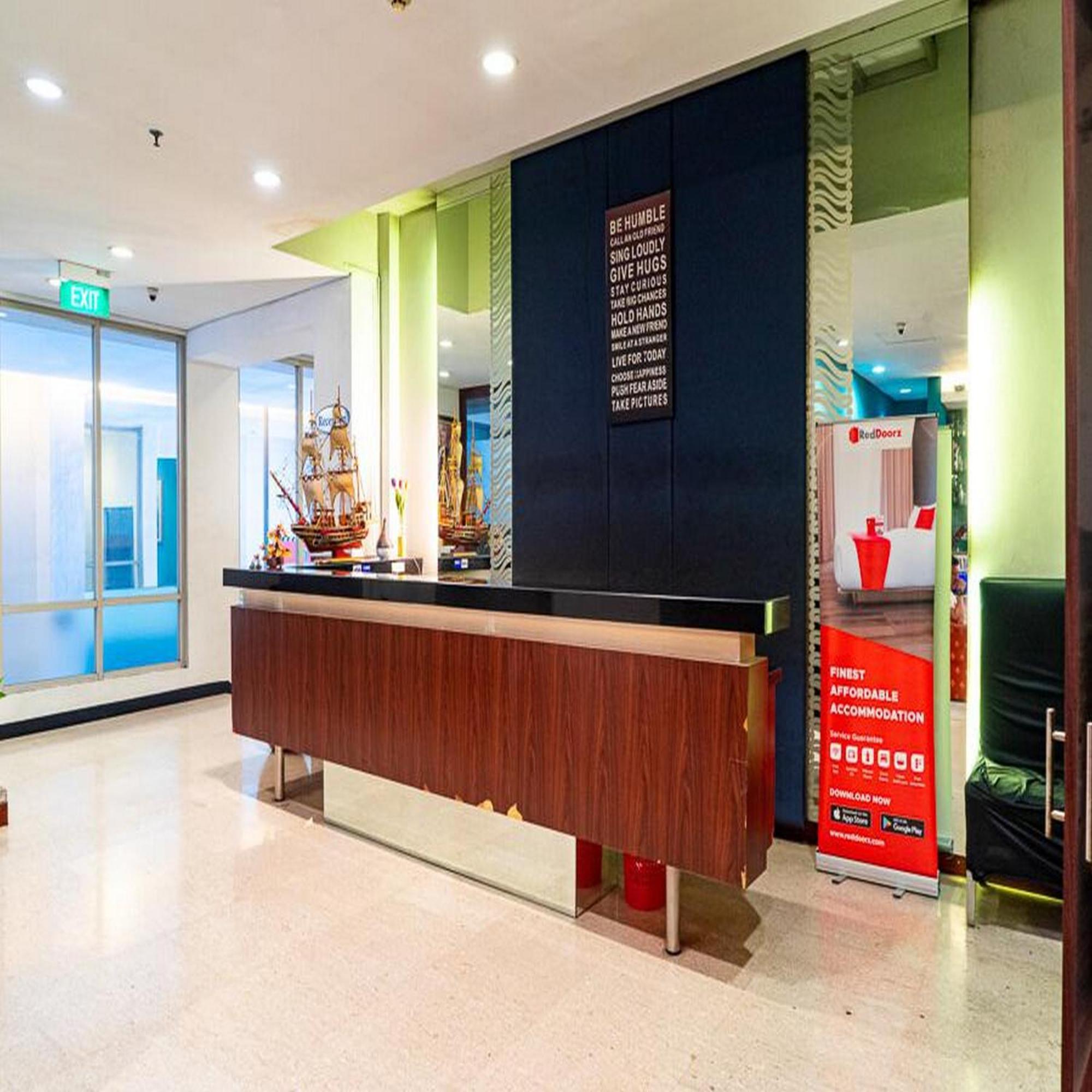 Reddoorz Plus At Blue Pacific Blok M Джакарта Экстерьер фото