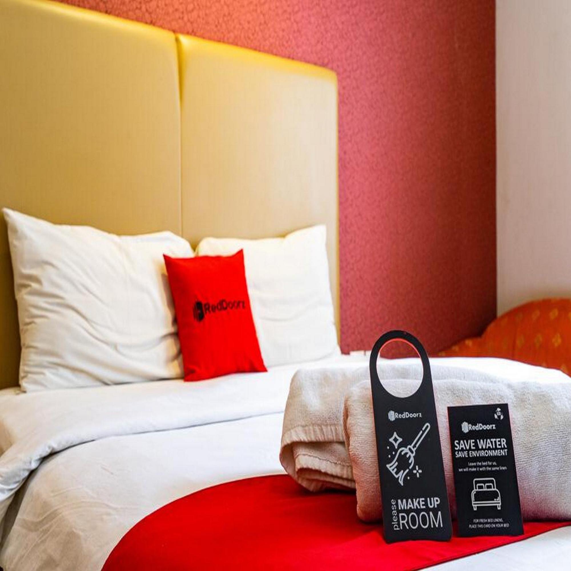 Reddoorz Plus At Blue Pacific Blok M Джакарта Экстерьер фото